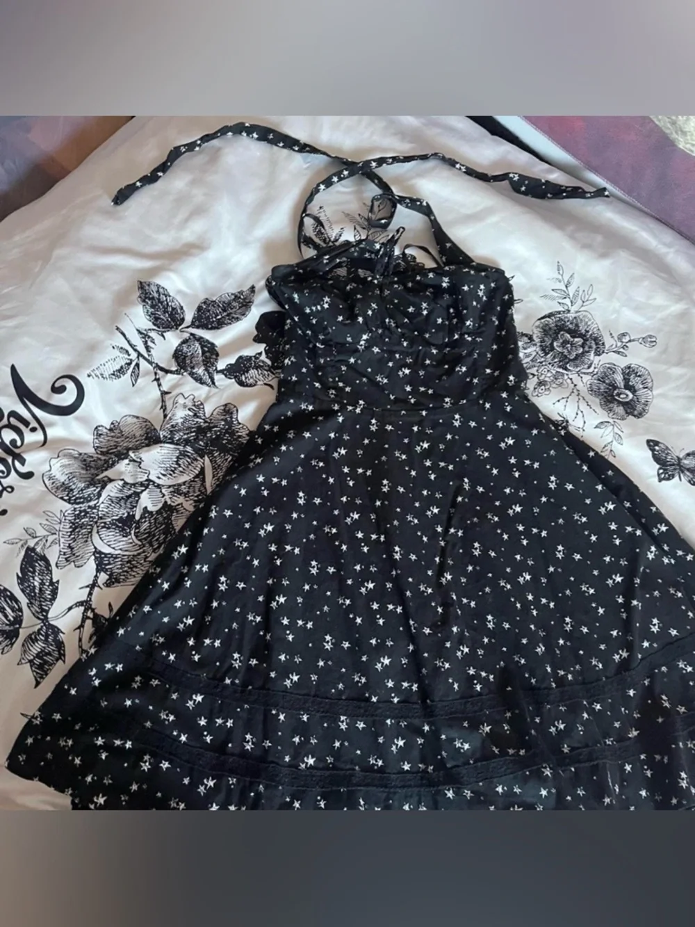 Hot Topic midi dress covered in an all-over star print - Picture 3 of 8